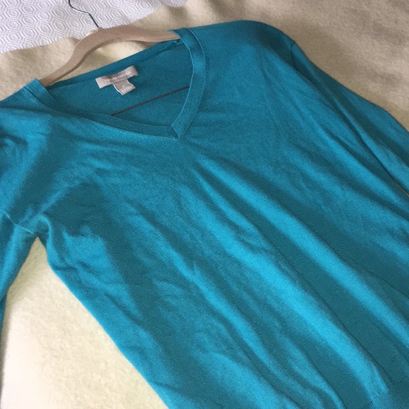 BANANA REPUBLIC V-NECK - Picture 6 of 11